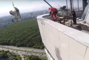 Альпинисты-монтажники случайно сняли эпичный полет стекла с 47 этажа: видео