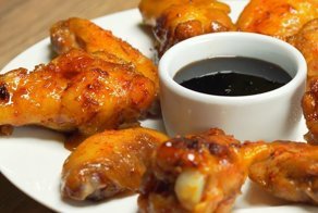 Крылышки в медово-соевом соусе с перцем чили. Азиатская кухня