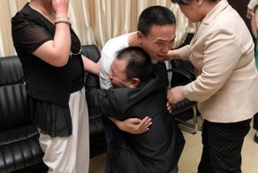 Родители плачут от радости, когда нашли пропавшего 24 года назад сына