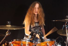 Sina барабанщица