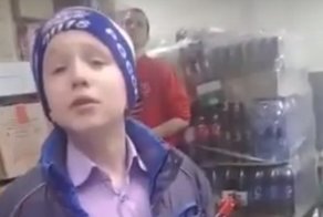 Дерзкий школьник попался на краже шоколадки