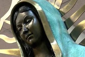 Статуя Девы Марии заплакала ароматными слезами