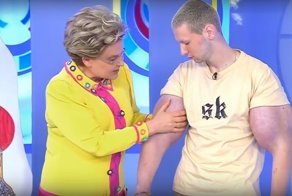 «Руки-базуки» пытается избавиться от масла в руках с помощью Малышевой. И шприца