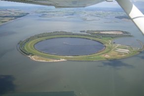 Яма отходов посреди озера