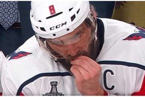 Реакция  Александра Овечкина на попадание шайбы в лицо