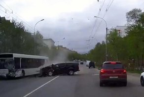 Авария дня. В Мурманске погиб водитель, устроивший ДТП с автобусом