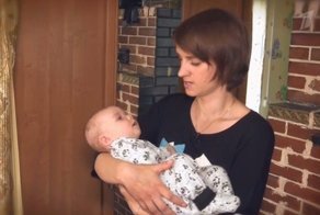 Учительница родила от школьника, и теперь требует алименты с его матери