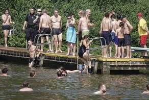 Британки объявили себя мужчинами на день