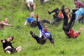 В Англии прошла традиционная сырная гонка