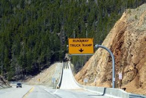 Runaway truck ramp - для аварийной остановки грузовиков