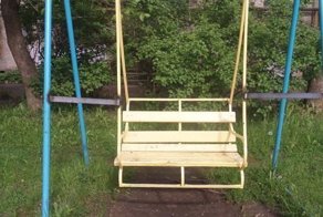 В Великих Луках чиновники после гибели ребенка на детской площадке заварили все качели