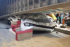 Водитель внедорожника чудом остался жив, оказавшись под 25-тонным контейнером