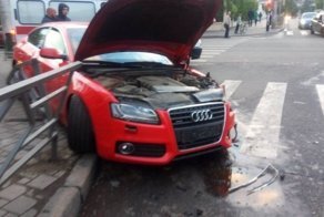 Авария дня. В результате столкновения, Audi отлетел в пешеходов в Самаре