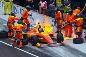 Гонщик на ходу потушил болид во время гонки Indy 500