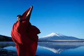Фотосессия японца в красном традиционном белье стала хитом соцсетей