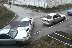 Таксист не вписался в поворот и протаранил припаркованный авто