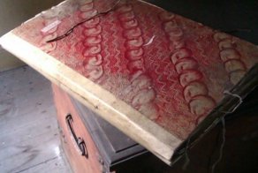 Старинные артефакты внутри сундука