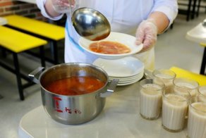 Под 36 процентов годовых: учеников омской школы кормили в кредит 