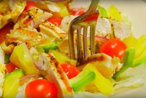 Салат с ананасами и куриной грудкой