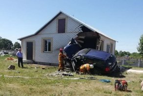 В Беларуси босоногий рыбак въехал на автомобиле в дом