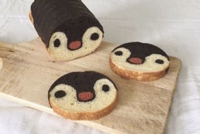 Японка печет хлеб с детскими рисунками