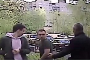 В Санкт-Петербурге парень помочился в урну, а затем  напал на сделавшего ему замечание мужчину