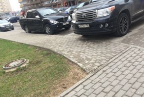 Месть владельцу Крузака за парковку на тротуаре