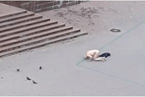 В Перми голый мужчина  усердно молился на Соборной площади