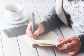 У коллеги совершенно тупое чувство юмора... как и его подкаты