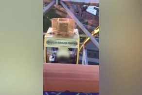 Пылкие влюблённые забыли, что кабинки на колесе обозрения прозрачные