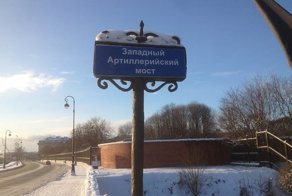 Питерский художник обновляет таблички мостов. Очень красиво