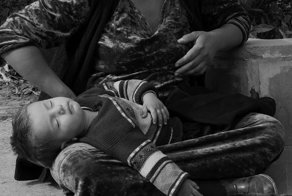 Почему спит ребенок на руках у попрошаек? Вы никогда не задумывались?