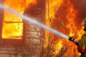 Почему вода тушит огонь