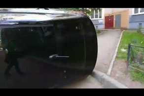 В Питере машину перевернули из-за неправильной парковки