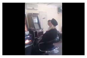 Пил пиво и ругался. Румынского священника сняли на видео у игрового автомата