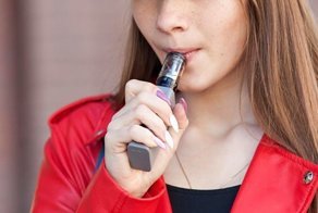 18-летняя девочка чуть не умерла из-за того, что курила вейп 3 недели