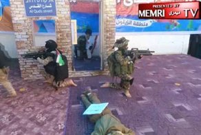 Палестинские дети играют в террористов