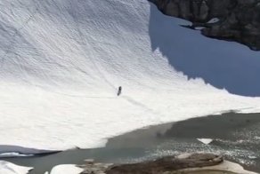 Впечатляющий спуск на лыжах