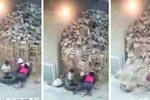 В Китае чудом выжили брат и сестра, на которых завалилась огромная кладка кирпичей