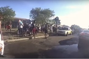 Белую женщину-копа отправили в чёрный район разогнать толпу веселящихся темнокожих. Зря!
