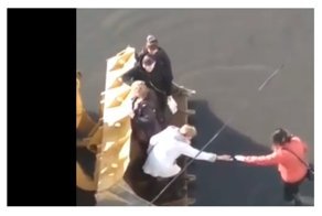 Сельчане возвращаются домой в ковше погрузчика: видео