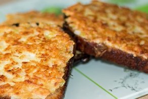 Жареные бутерброды с луком - быстрая горячая закуска