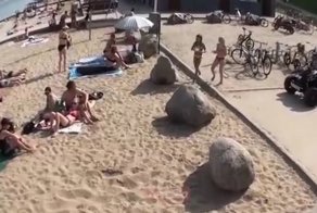 Попытка впечатлить девушек на пляже с треском провалилась