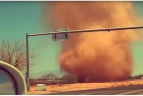 Устрашающий "пыльный дьявол" застал врасплох автомобилистов на трассе в США