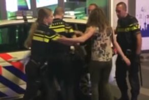 Пьяная девушка попыталась напасть на полицейского и получила между глаз дубинкой