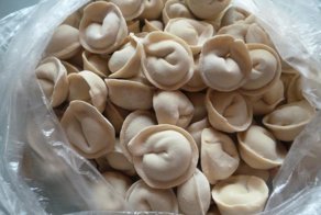 Жительница Екатеринбурга избила полицейского пельменями