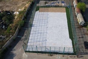 Чем заполнена эта спортивная площадка?