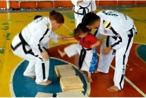 3-летняя поклонница тхэквондо пытается разбить дощечку ногой
