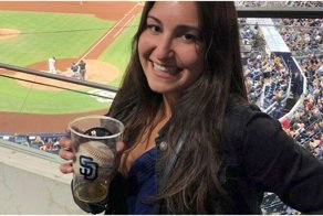 Бейсбольный мяч залетел в пивной стакан болельщицы во время матча