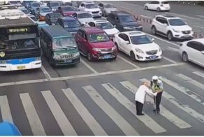 Китайский полицейский на своей спине перенес пенсионера через оживленную трассу